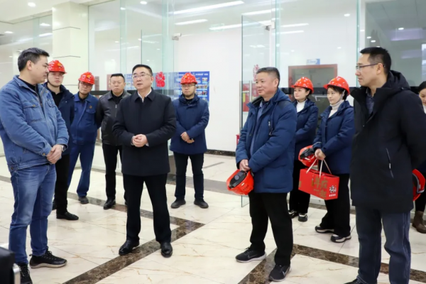 集團領導慰問春節(jié)在崗職工